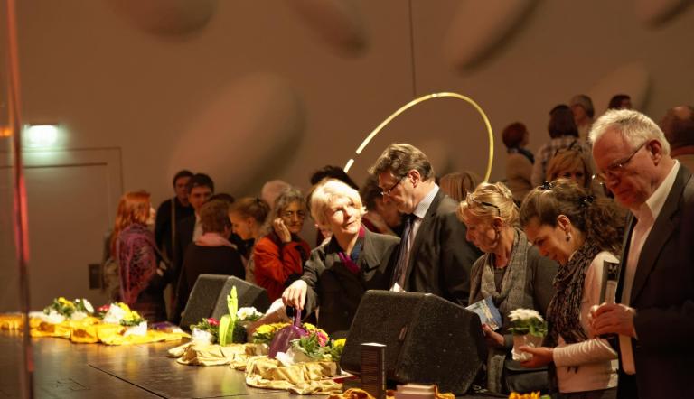 Auch Herr Jakobs nahm sich ein Souvenir von der Bühne mit (© André Stiebitz)