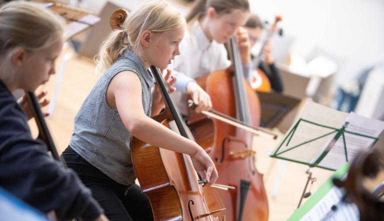 Potsdamer Cellotage - Engagiertes Ensemblespiel Engagierte junge Cellospielerinnen im Ensemble - Cellistin - Cello