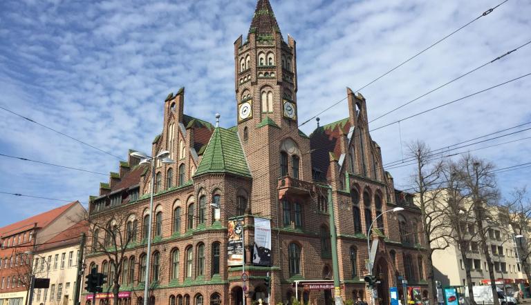 Kulturhaus Babelsberg Das Foto zeigt die Außenansicht des Rathauses Babelsberg