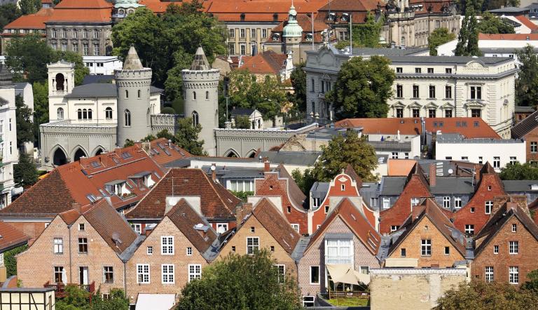 Das Foto zeigt im Vordergrund Dächer des Holländischen Viertels, das Nauener Tor und das Potsdamer Rathaus.