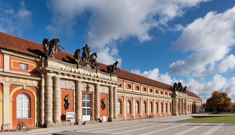 Das Foto zeigt das langgezogene Gebäude des früheren Marstalls, in dem jetzt das Filmmuseum Potsdam sein Domizil hat.