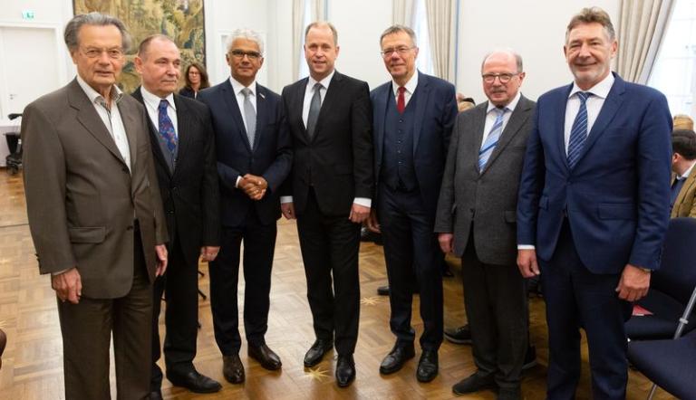 Bürgermeister Burkhard Exner hat die Feierlichkeiten zum Tag der Deutschen Einheit in Bonn besucht. Mit dabei auch der stellvertretende Ministerpräsident von NRW, Dr. Joachim Stamp, der Oberbürgermeister von Bonn, Ashok Sridharan, sowie die ehemaligen Oberbürgermeister der beiden Partnerstädte, Jann Jakobs und Dr. Hans Daniels sowie die Vorsitzenden des Potsdam-Club Bonn sowie des Bonn-Club Potsdam, Bürgermeister Burkhard Exner hat die Feierlichkeiten zum Tag der Deutschen Einheit in Bonn besucht. Mit dabei auch der stellvertretende Ministerpräsident von NRW, Dr. Joachim Stamp, der Oberbürgermeister von Bonn, Ashok Sridharan, sowie die ehemaligen Oberbürgermeister der beiden Partnerstädte, Jann Jakobs und Dr. Hans Daniels sowie die Vorsitzenden des Potsdam-Club Bonn sowie des Bonn-Club Potsdam,