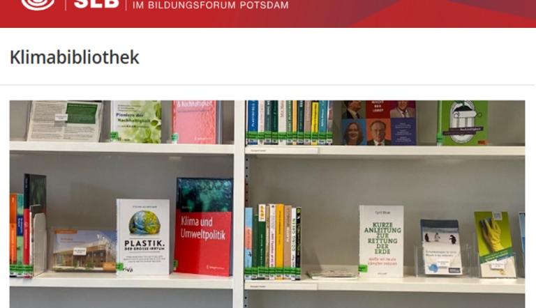 Klimabibliothek der SLB im Bildungsforum Potsdam (Ausschnitt Website SLB) Logo SLB, Schriftzug Klimabibliothek, Bücher in einem Regal