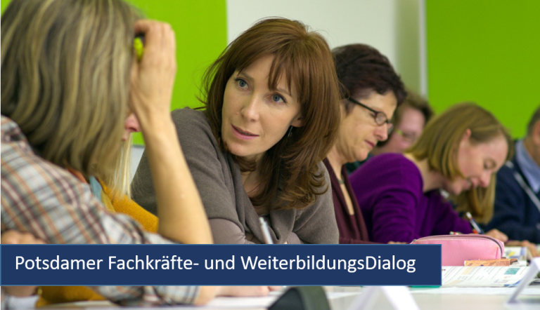 Potsdamer Fachkräfte- und WeiterbildungsDialog Das Foto zeigt Frauen im Gespräch bei einem Seminar.