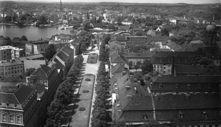Blick vom Turm der Garnisonkirche in Richtung Neustädter Tor, um 1930 Blick vom Turm der Garnisonkirche in Richtung Neustädter Tor, um 1930