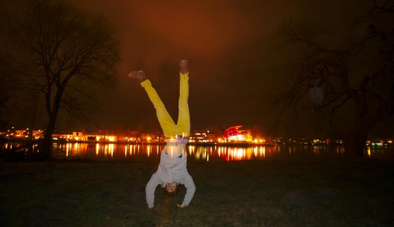 Paul Chotjewitz (17), Helmholtz Gymnasium Potsdam, "Handstand vor dem Theater": "Mein sportlicher Freund Janek macht einen Handstand vor dem Hans Otto Theater in Potsdam."