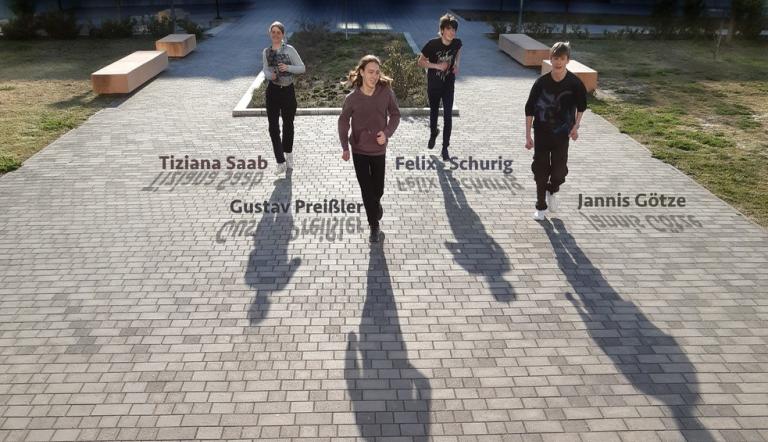 Jazztronauts gewinnen renommierten Jazz-Award Jazztronauts sind vier Jugendliche, die auf einem gepflasterten Weg auf uns zu laufen.