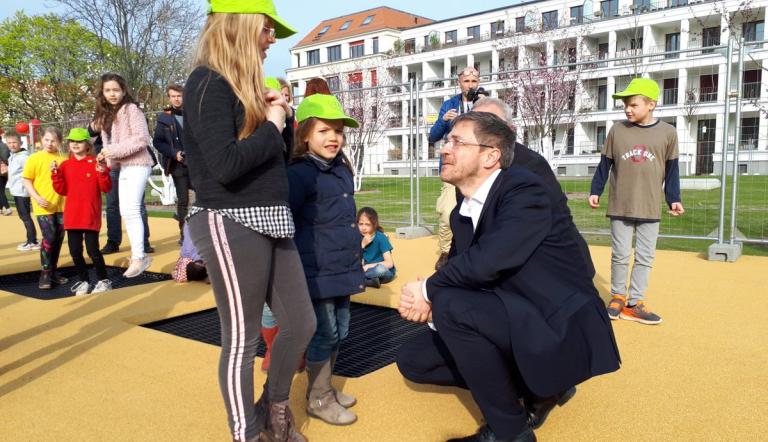 Oberbürgermeister Mike Schubert und die ersten Spiel-Gäste auf dem Sport- und Spielgelände der Plantage. Foto: Landeshauptstadt Potsdam, Christine Homann