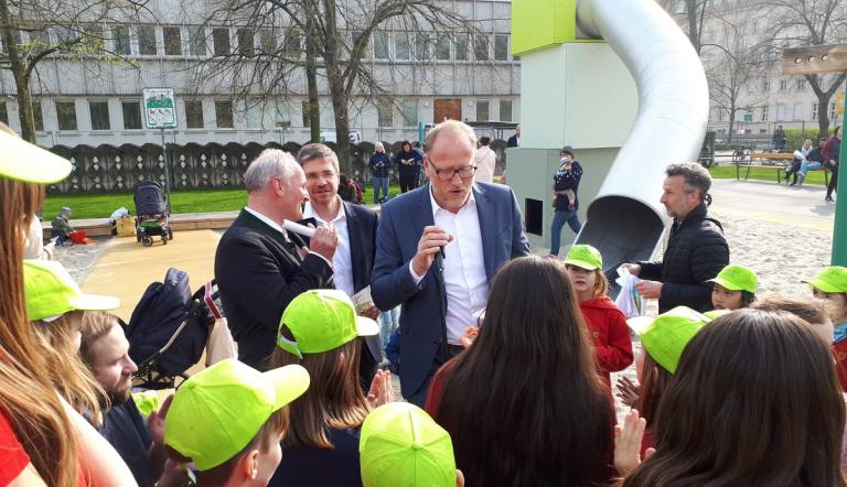 Oberbürgermeister Mike Schubert, der Baubeigeordnete Bernd Rubelt und Bert Nickte, Geschäftsführer der Sanierungsträger GmbH gaben den ersten Bauabschnitt der Plantage zum Spielen frei. Foto: Landeshauptstadt Potsdam, Christine Homann