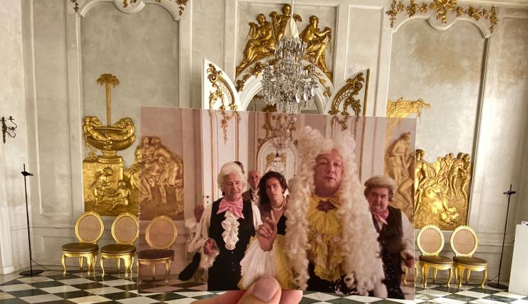 Matthias Brandt als ‚Kaiser Friedhelm‘ in der Märchenverfilmung DES KAISERS NEUE KLEIDER in den Neuen Kammern von Sanssouci.