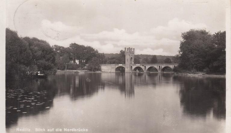 Auf der Postkarte ist die alte Nedlitzer Nordbrücke um 1920 zu sehen.