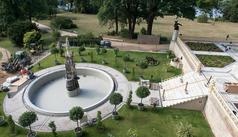 Die Porzellanterrasse mit dem Städtebrunnen während der Wiederherstellungsarbeiten.