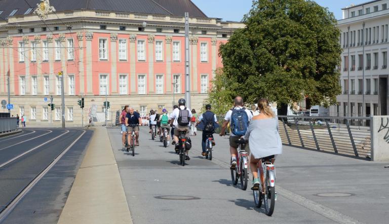 Radfahrer auf der Langen Brücke Radfahrer auf der Langen Brücke