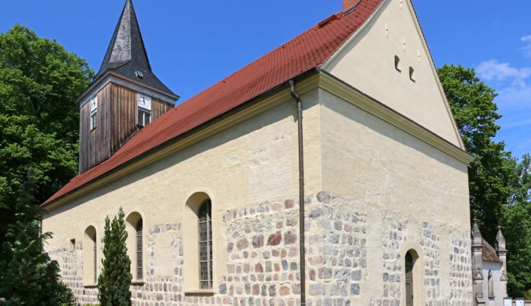 Das Bild zeigt die Dorfkirche Groß Glienicke im Jahr 2019.