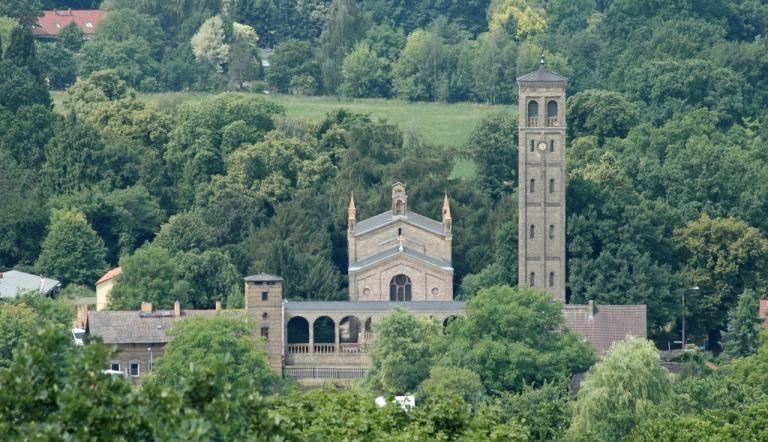 Das Bild zeigt das Panorama der Dorfkirche Bornstedt im Jahr 2008.