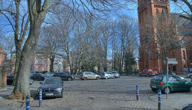 Auf dem Winterfoto ist der Dr.-Rudolf-Tschäpe-Platz mit angeschnittener Erlöserkiche zu sehen.
