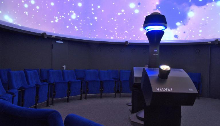 Projektionssystem des Planetariums Projektionssystem des Planetariums mit dem Sternenhimmel.