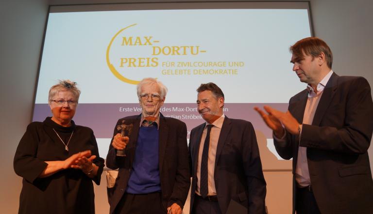 Verleihung des Max-Dortu-Preises an Hans-Christian Ströbele (2.v.l.) mit der SVV-Vorsitzenden Birgit Müller, Oberbürgermeister Jann Jakobs und dem Laudator, der stellvertretende Spiegel-Chefredakteur Dirk Kurbjuweit (v.l.). Verleihung des Max-Dortu-Preises an Hans-Christian Ströbele (2.v.l.) mit der SVV-Vorsitzenden Birgit Müller, Oberbürgermeister Jann Jakobs und dem Laudator, der stellvertretende Spiegel-Chefredakteur Dirk Kurbjuweit (v.l.).