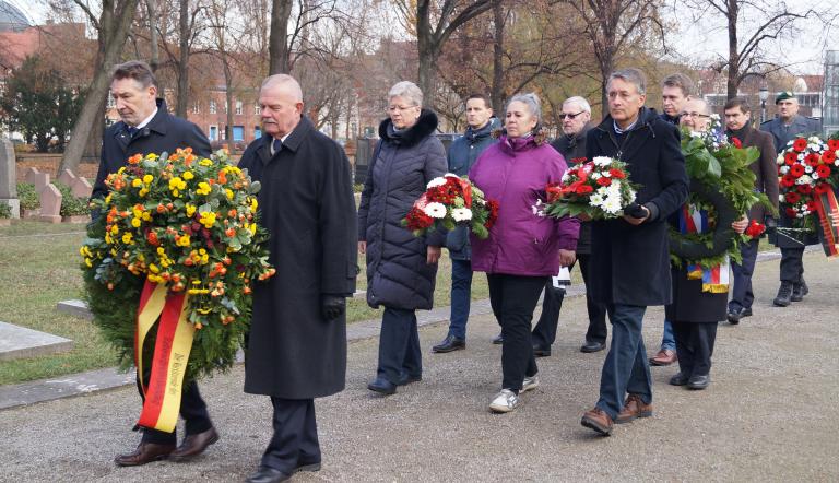 Oberbürgermeister Jann Jakobs, der Vize-Vorsitzende der SVV, Claus Wartenberg und Vertreter der Parteien legten am Bassinplatz Kränze nieder. Oberbürgermeister Jann Jakobs, der Vize-Vorsitzende der SVV, Claus Wartenberg und Vertreter der Parteien legten am Bassinplatz Kränze nieder.