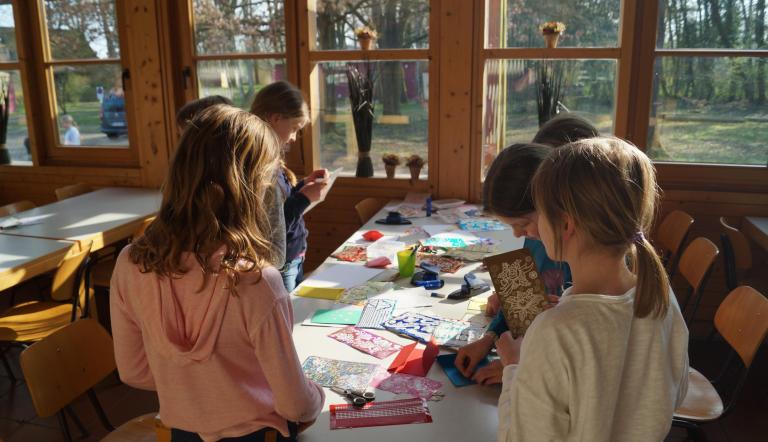 Kinder basteln Masken für ein Musical