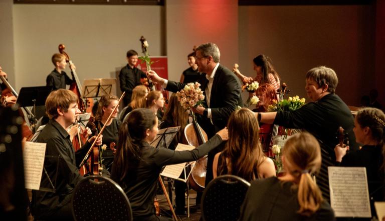 Blumen für das JSO - überreicht durch Ministerin Manja Schüle, OBM Mike Schubert und Direktorin Heike Lupuleak. Der Oberbürgermeister Mike Schubert und die Direktorin der Städtischen Musikschule Heike Lupuleak überreichen Rosen im Jugendsinfonieorchester.