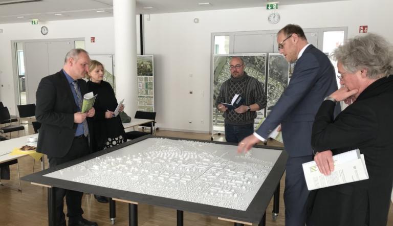 Bert Nicke, Bernd Rubelt, sowie der Juryvorsitzende Uli Hellweg äußern sich vor der Presse zum Ergebnis