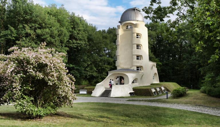 Das Foto zeigt das erste bedeutende Bauwerk des bekannten Architekten Erich Mendelsohn: Den Einsteinturm auf dem Telegrafenberg in Potsdam. Das expressionistische Bauwerk wurde zwischen 1920 und 1922 errichtet.