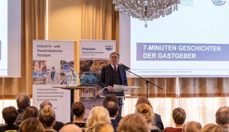 Bürgermeister Burkhard Exner hält ein Grußwort auf dem 3. Potsdamer Tourismustag. Foto PMSG Bürgermeister Burkhard Exner hält ein Grußwort auf dem 3. Potsdamer Tourismustag