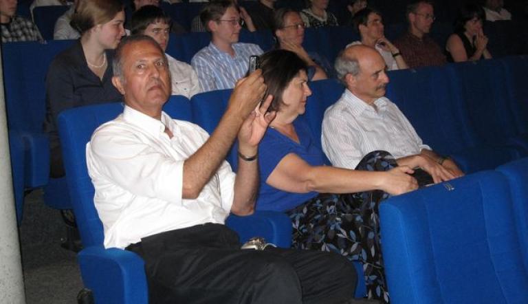 Ehrengäste Betty Shlomi, geb. Rosenbaum und David Rosenbaum, Enkel von Albert und Betty Rosenbaum (2.v.l.n.r.) bei der Stolpersteinverlegung 2010 im Thalia Filmtheater Potsdam, Foto: Potsdam Museum