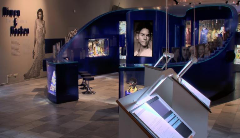 Blick in die interaktive Dauerausstellung des Filmmuseums Potsdam mit vielen Original-Exponaten. Blick in die interaktive Dauerausstellung des Filmmuseums Potsdam mit vielen Original-Exponaten.