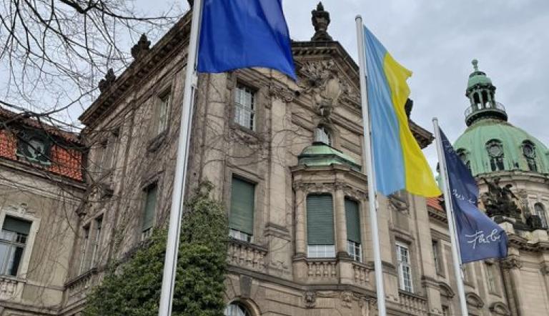 Rathaus hisst die Ukraine-Flagge.