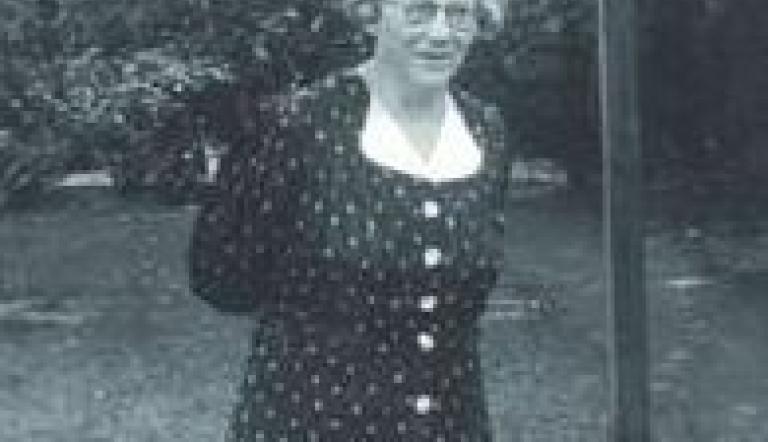 Bertha Simonssohn am 3.Juli 1938 im Berliner Garten ihrer Schwiegertochter Hertha