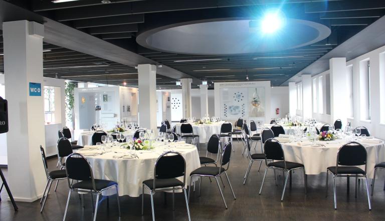 Dinnerbestuhlung inmitten der Ausstellung FORSCHUNGSFENSTER