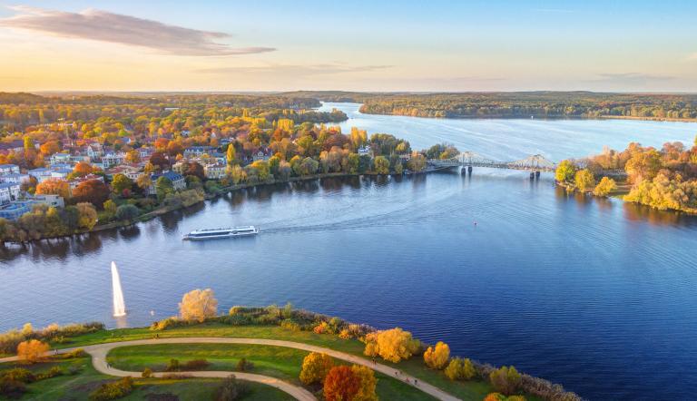 Luftansicht von Potsdam mit Glienicker Brücke Das Bild zeigt eine herbstliche Luftansicht von Potsdam mit der Glienicker Brücke.