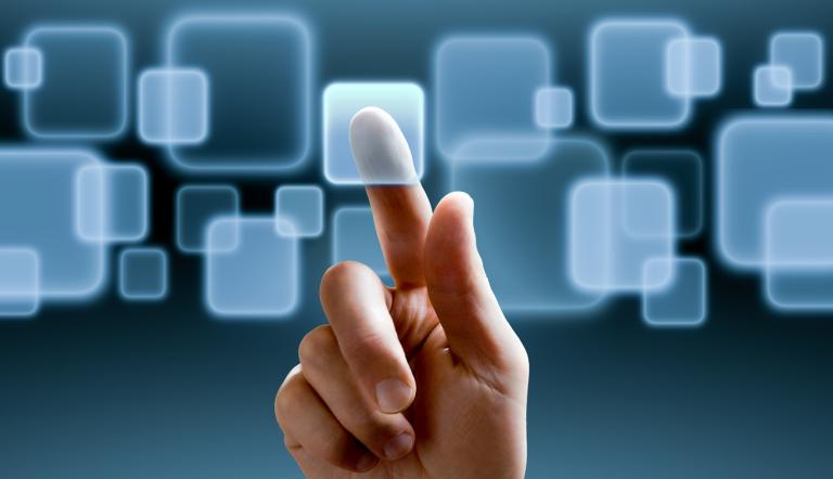 © Fotolia/itestro Das Bild zeigt eine Hand vor einer stilisierten Tastatur auf einer Glaswand. Der Zeigefinger drückt auf eine Taste.