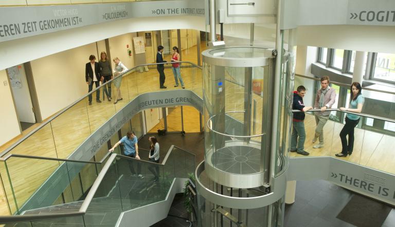 Im Foyer des Hauptgebäudes des Hasso-Plattner-Instituts in Potsdam-Babelsberg Im Foyer des Hauptgebäudes des Hasso-Plattner-Instituts in Potsdam-Babelsberg