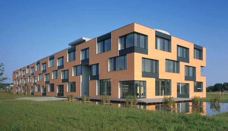 Fraunhofer IZI-BB Das Foto zeigt das Gebäude des Fraunhofer IZI-BB.