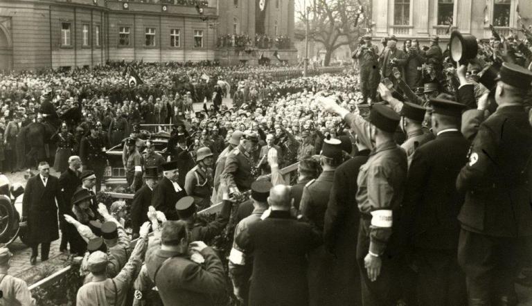 Das Bild zeigt Paul von Hindenburg, Polizeipräsident von Zitzewitz, Pfarrer Lahr und andere am Tag von Potsdam auf dem Weg zum Eingang der Nikolaikirche, 21. März 1933,