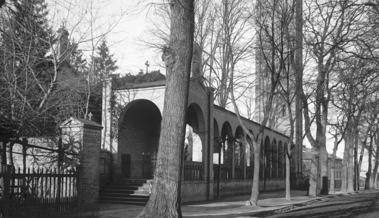 Das Bild zeigt die Kirche Bornstedt mit Säulengang im Jahr 1898.