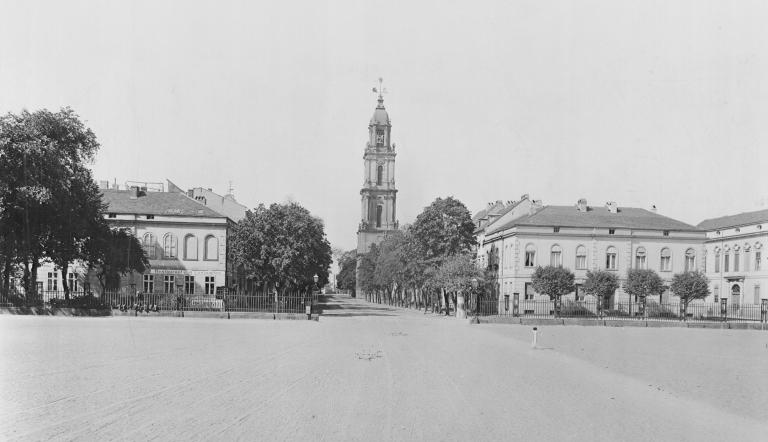 Das Foto zeigt die Garnisonkirche mit der Breiten Straße im Jahr 1912.