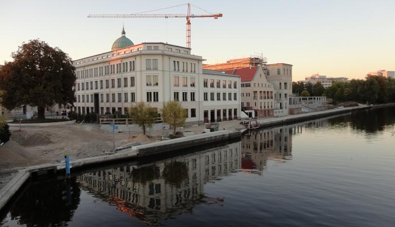 Bauzustand Haveluferbebauung Humboldtstraße 1-6 und Baustelle Otto-Braun-Platz und Uferpromenade (Foto: Susanne Engelbrecht)