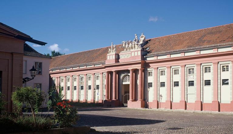 Das Foto zeigt das Haus der Brandenburgisch-Preußischen Geschichte im historschen Gebäude des früheren Kutschstalls.