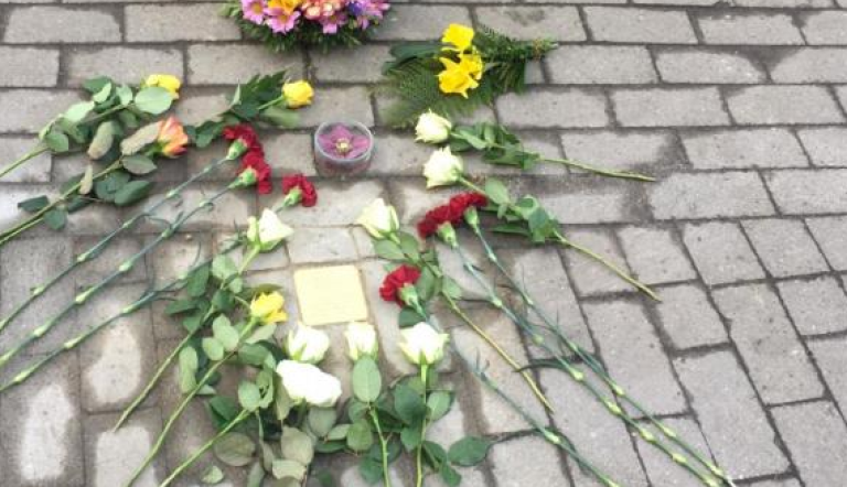 Blumen und Gedenken bei der Stolpersteinverlegung Blumen und Gedenken bei der Stolpersteinverlegung