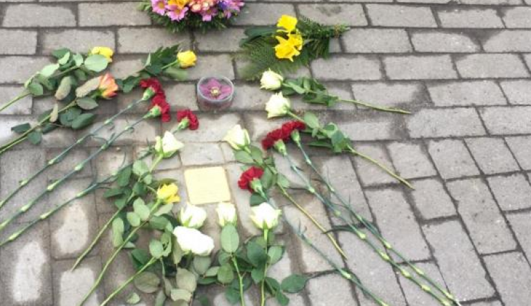 Blumen und Gedenken bei der Stolpersteinverlegung