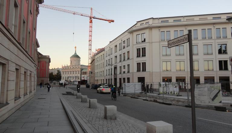 Humboldtstraße mit fertiggestelltem "HQ Humboldt Quartier" (Foto: Susanne Engelbrecht)