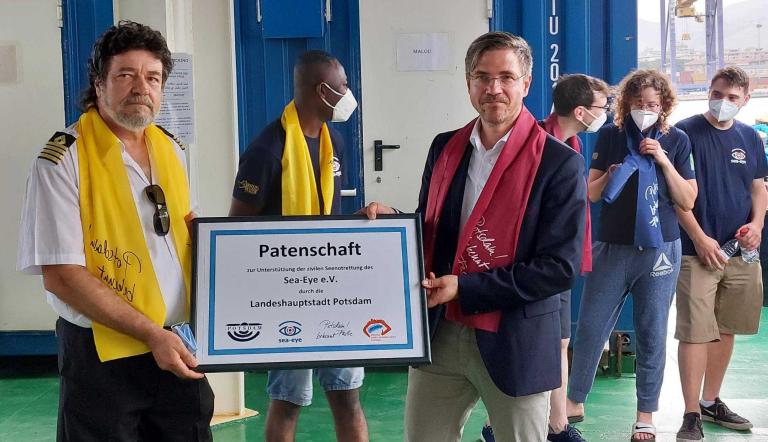 Oberbürgermeister Mike Schubert und der Kapitän der Sea Eye 4 im Hafen von Palermo. Potsdam ist Pate der Seenotrettungsmissionen von Sea Eye.
