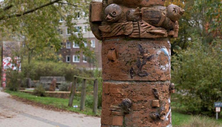 Fische, Vogelnest-Stele, Reptil-Rutsche (© Dirk Alexander Schermer)