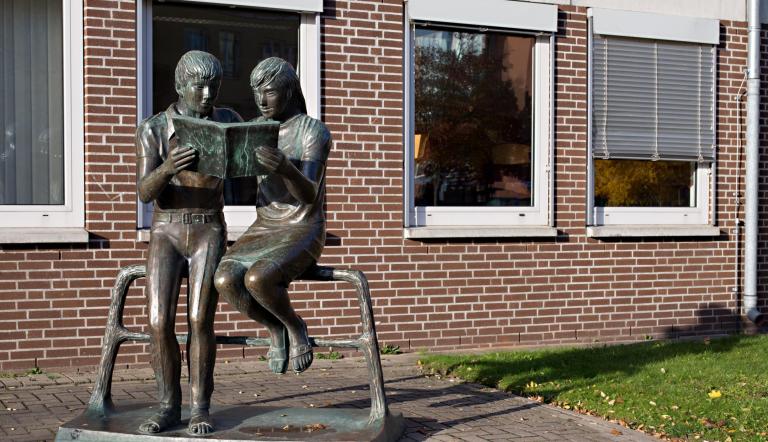 Lesendes Schülerpaar (© Dirk Alexander Schermer)