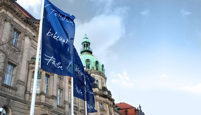 Flagge "Potsdam! bekennt Farbe" vorm Rathaus