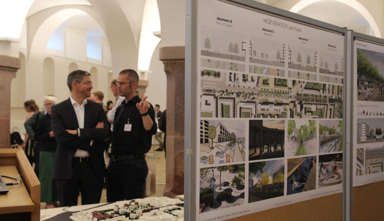Oberbürgermeister Mike Schubert besichtigt die Ausstellung zur Studentischen Ideenwerkstatt. Oberbürgermeister Mike Schubert besichtigt die Ausstellung zur Studentischen Ideenwerkstatt.